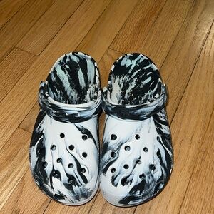 Unisex Marble Crocs 
Black Marble
Good Condition 
Women’s- 8
Men’s - 6